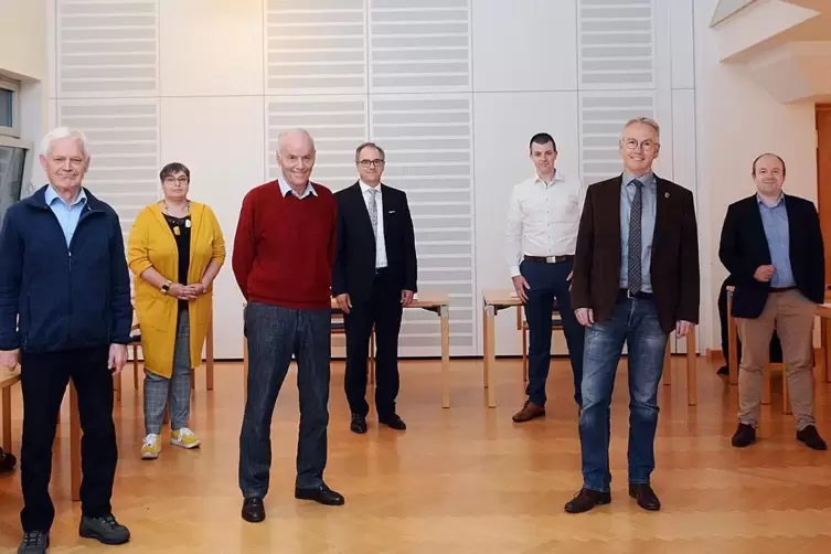 Die Preisverleihung des Sportabzeichens (von links): Kurt Kunz (TuS Münchweiler), Sabine Giessen (TSG Eisenberg), Helmut Gass (V