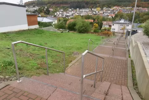 Verhältnismäßig klein und steil ist das für einen Spielplatz reservierte Grundstück im Neubaugebiet Hanauisches Eck.