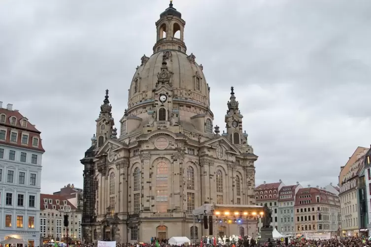 60 Jahre nach ihrer Zerstörung war sie wieder errichtet worden: die Dresdner Frauenkirche.