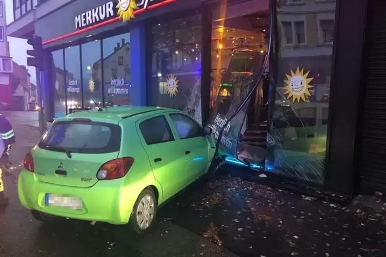 Das Auto blieb in einem Schaufenster stehen.