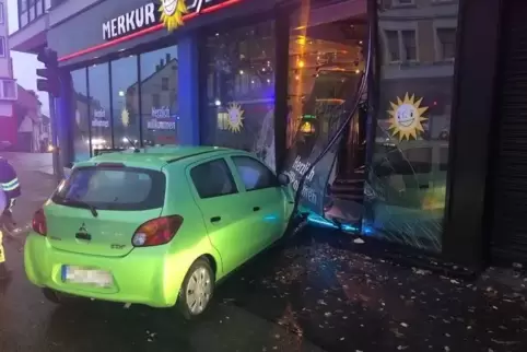 Das Auto blieb in einem Schaufenster stehen.