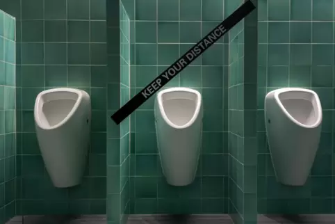 Das Abstandsgebot gilt auch auf Toiletten, wie diese Bild aus Basel zeigt. 