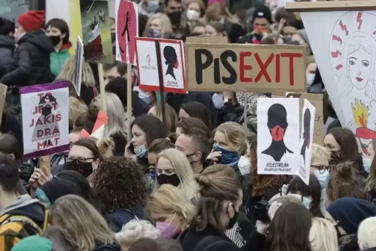 Demonstranten in Warschau: In mehreren polnischen Städten waren erneut Tausende Menschen gegen eine Verschärfung des Abtreibungs