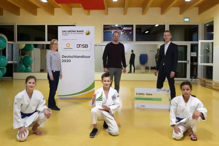 Die jungen Judoka Nora Schlüter, Jannik Knecht und Alesia Bittner (vorne von links), mit Mira Hofmann, Michael Görgen-Sprau und 