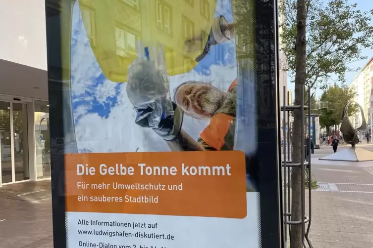 Mit Werbetafeln weist die Stadt auf die Umstellung hin.