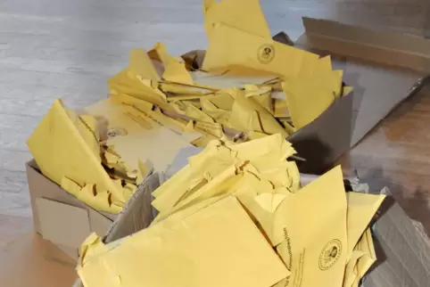 Gesammelte Umschläge einer vergangenen Briefwahl: Jede per Post abgegebene Stimme entlastet zu Corona-Zeiten die Wahllokale vor 