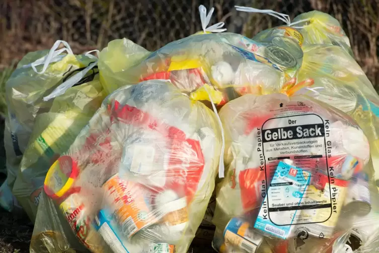 Bei Wind fliegen sie schnell auf die Straße: die Gelben Säcke.