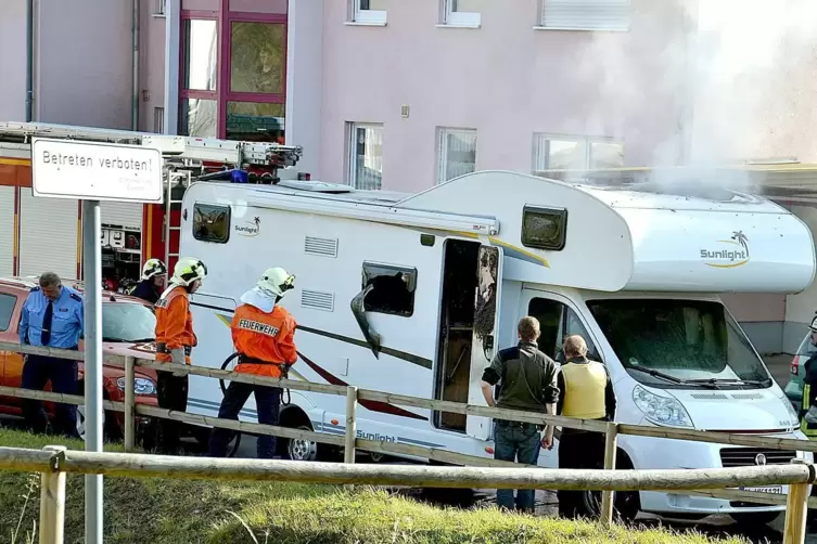 In diesem brennenden Wohnmobil wurden die Leichen von Uwe Mundlos und Uwe Böhnhardt entdeckt.