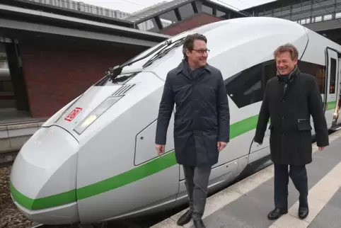 PR-Termine zum Thema Bahn macht Bundesverkehrsminister Scheuer rechte gerne – hier mit Bahnchef Richard Lutz vor einem neuen ICE