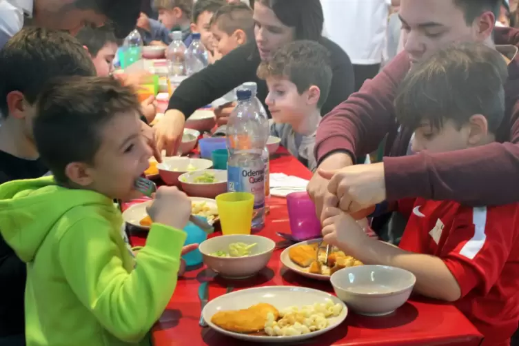 Diesmal gibt es coronabedingt keine große Tafel: 2019 wurden Pasta und Schnitzel als Hauptgericht aufgetischt.