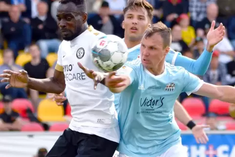 Ließ die Saarbrücker in Duisburg jubeln: Tobias Jänicke (rechts), der in der vierten Minute der Nachspielzeit zum 3:2 für den Dr