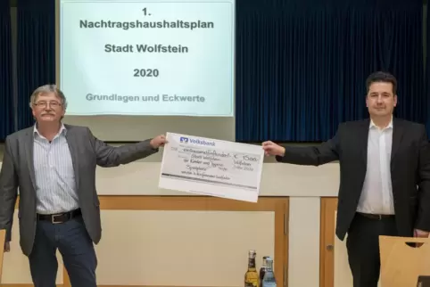 Thorsten Moser (rechts) von den Weinfreunden Wolfstein übergab den Spendenscheck an Stadtbürgermeister Herwart Dilly. 