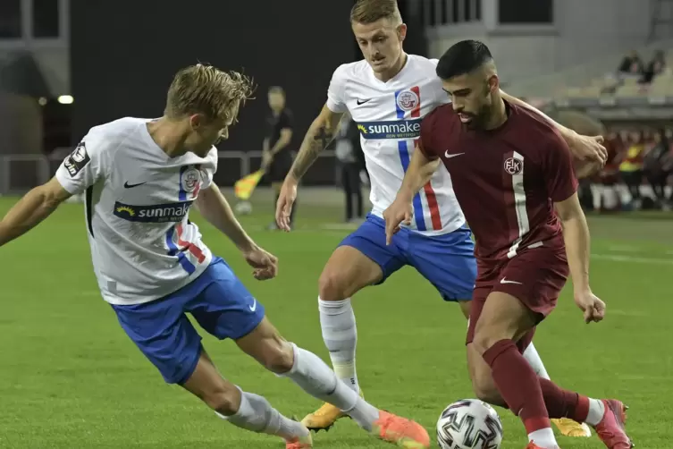 Enge Ballführung: FCK-Mittelfeldspieler Hikmet Ciftci (rechts) in der Montagspartie gegen Hansa Rostock.