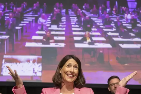 FDP-Spitzenkandidatin Daniela Schmitt sprach im September vor 200 Delegierten, die mit großem Abstand in der Halle saßen. 