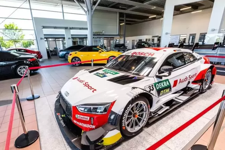 Der Hingucker im Autohaus von René Rasts Manager Dennis Rostek: Rasts DTM-Wagen steht dort im Schauraum.