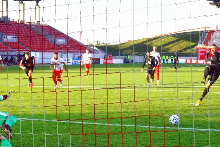 Die Führung:FCK-Angreifer Marvin Pourié verwandelt den Elfmeter souverän zum 1:0 für die Lauterer.