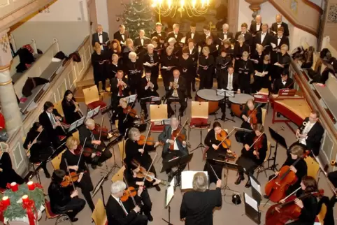 Die Bezirkskantorei Kirchheimbolanden-Winnweiler bei einem früheren Auftritt mit Orchesterunterstützung in der Adventszeit. 