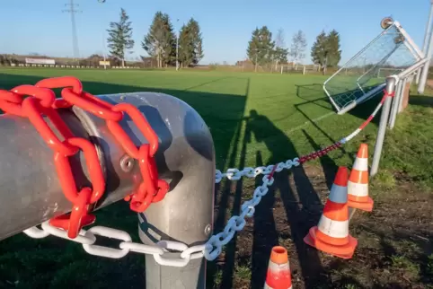 Bei schönstem Fußballwetter ist der Rasenplatz des TuS Winzeln gesperrt.