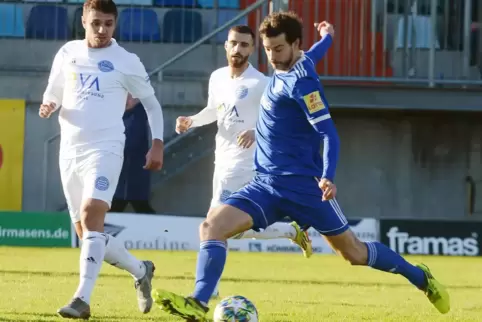 FKP-Kapitän David Becker (in Blau), hier im Spiel gegen den FC Bayern Alzenau. 