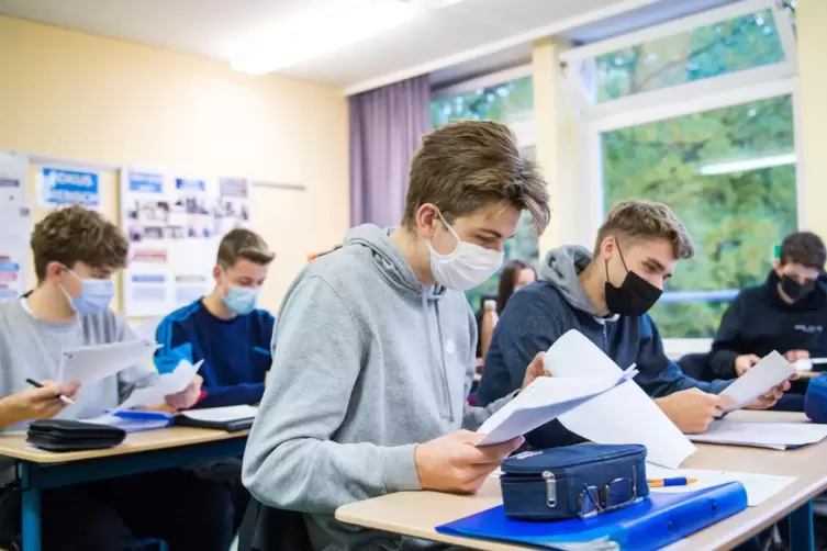  In weiterführenden Schulen gilt eine Maskenpflicht im Unterricht. 