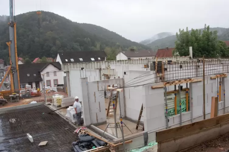 Die ersten Mauern der neuen Hauensteiner Kita stehen. Verzögerungen gibt es jetzt wegen der Neuausschreibung der Lüftungsanlage.