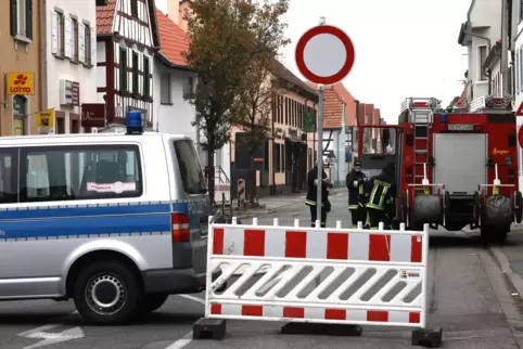 Zur Mittagszeit war die Evakuierungszone in der Hauptstraße abgesperrt. 