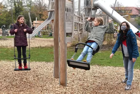 Für Erwachsene gilt in Rheinland-Pfalz derzeit Maskenpflicht auf Spielplätzen. 