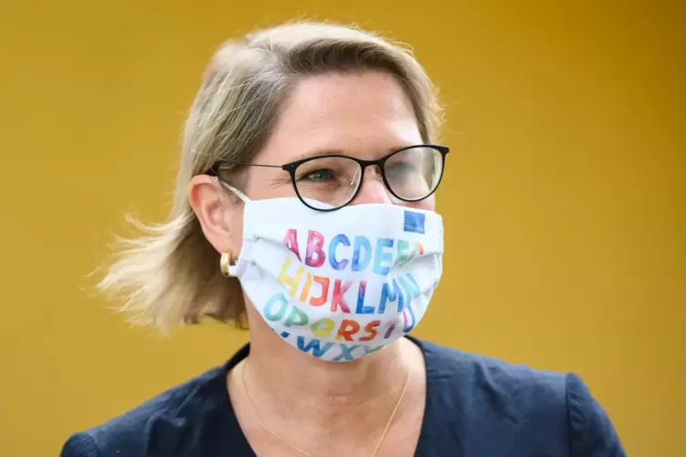 Bildungsministerin Stefanie Hubig mit Maske. 