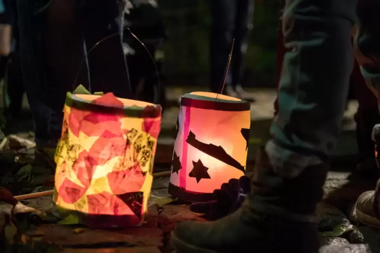 Wer seine Laterne am Abend in Schönau vor die Tür stellt, kann mit einer Überraschung rechnen. 