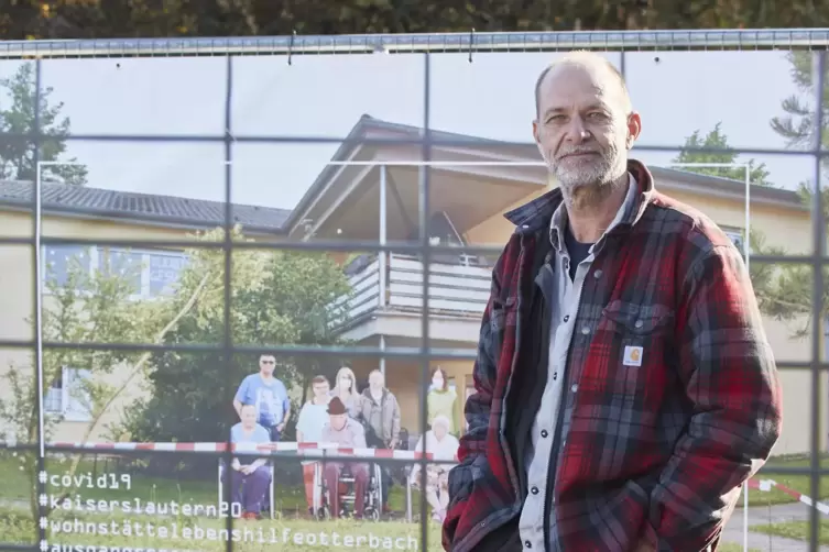 Kunst am Bauzaun: Der Fotograf Thomas Brenner vor der Installation in Ramstein. 