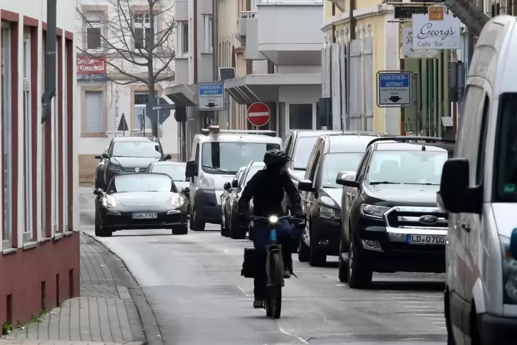 An der engsten Stelle misst die Straße etwa 6,30 Meter (links die Running Company) . 