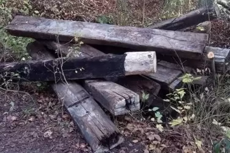 Bahnschwellen gelten als gefährlicher Abfall.