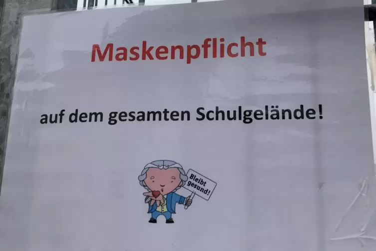 Fritzel ermahnt die Kinder der Schillerschule.