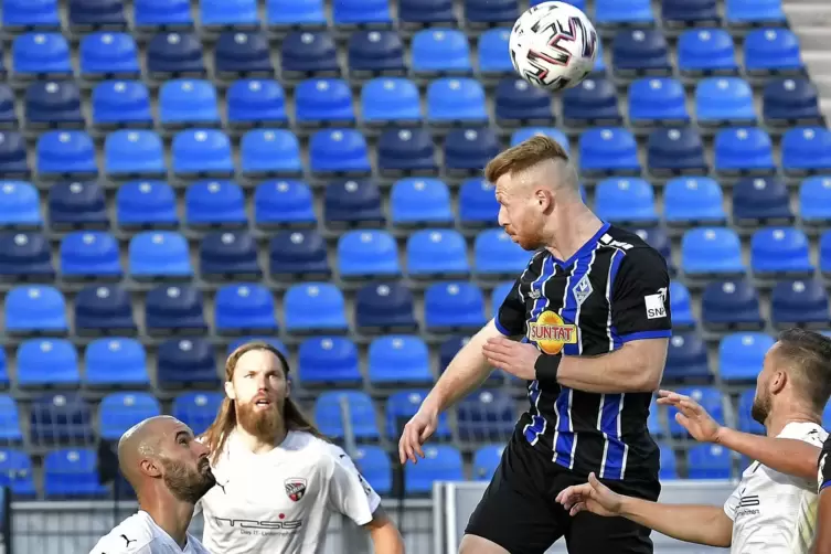 Oben auf: Dominik Martinovic und der SV Waldhof gegen Ingolstadt. 