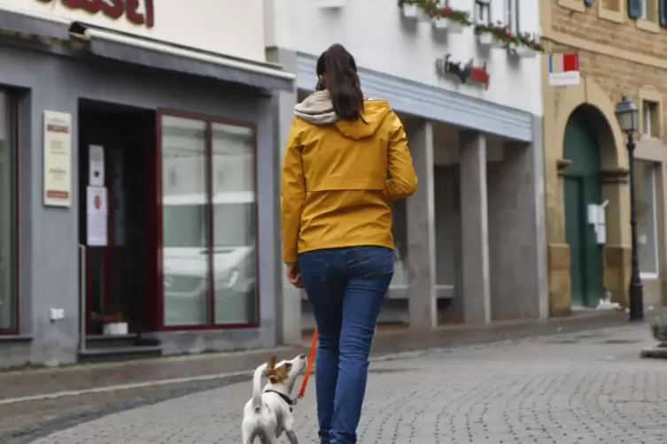 So gehört sich’s: Innerorts müssen Hunde an der Leine laufen, auch wenn sie noch so klein sind. 