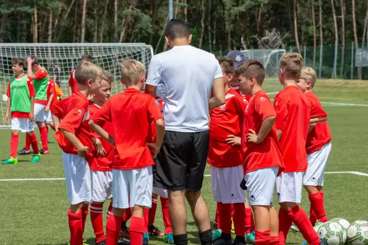 Timothy und Alicia Hanauer wollen mit ihrer neuen Fußballschule den Kindern besondere Aktivitäten rund um Fußball anbieten.