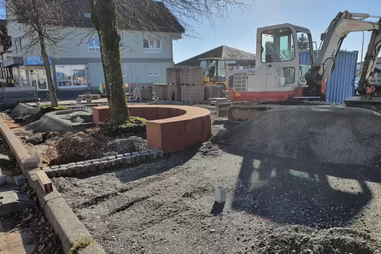 Parkplatz, kleine Ruhefläche mit Bänken und eine Schau-Destillerie, die an die Geschichte der Brennereien in Hermersberg erinner