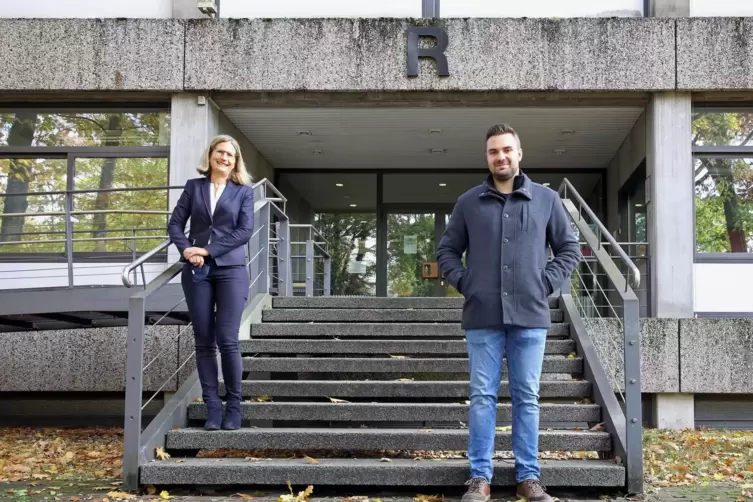 Prorektorin Angelika Altmann-Dieses und Student Tim Johann sprechen über die Vor- und Nachteile des Online-Studiums. 