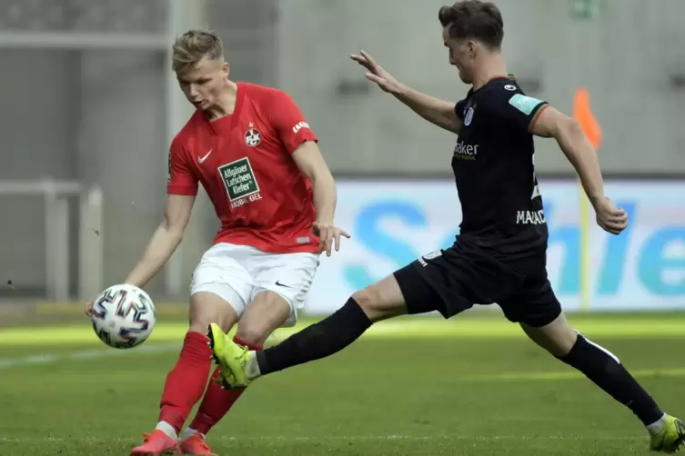 Im Aufwind: FCK-Rechtsverteidiger Philipp Hercher. Rechts Magdeburgs Adrian Malachowski. 