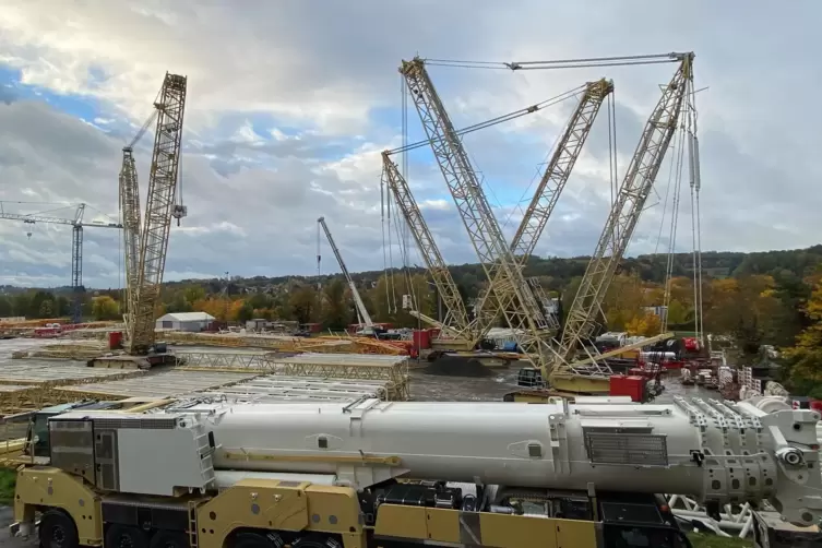 Während im Werk Wallerscheid die Kranenmontage am 14. Dezember ausgesetzt wird, wird laut Demag an der Dinglerstraße mit reduzie