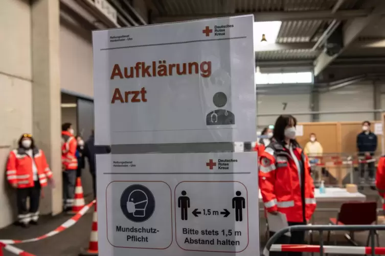 In Ulm sind einer Messehalle die Abläufe in einem Impfzentrum simuliert worden. In Ludwigshafen ist ein Testbetrieb in der Ebert