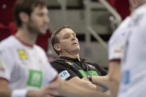 Typische Pose: Im Januar will der neue deutsche Handball-Nationaltrainer Alfred Gislason (Mitte, mit verschränkten Armen, links 