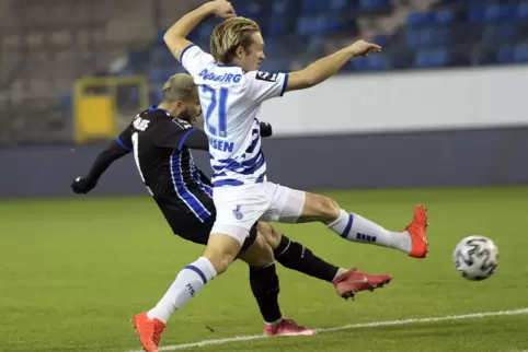 Frühe Führung: Arianit Ferati schlenzt den Ball zum 1:0 ins Tor.