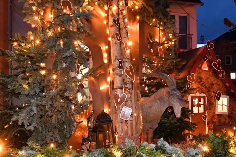 Weihnachtlich geschmückt: der Geißbockbrunnen in Lambrecht. 