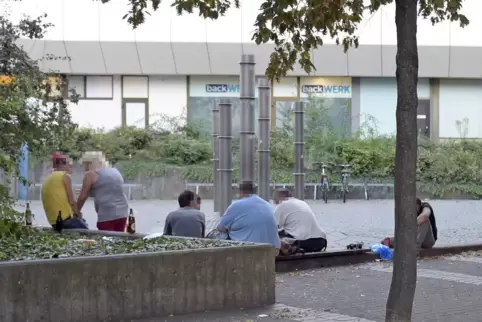 Nicht nur am Carl-Wurster-Platz im Hemshof treffen sich Menschen und konsumieren viel mehr Alkohol, als ihnen gut tut. 