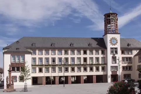 Das Wormser Rathaus ist ein typisches Beispiel für Nachkriegsarchitektur. An dem Bau gibt es neben einer astronomischen Uhr Plas