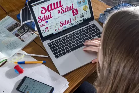 Familien, die sich keinen Laptop für ihre Kinder leisten können, sollen sich für den Schulunterricht ein Gerät ausleihen können.