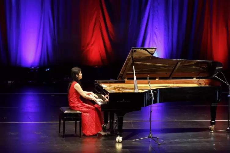 Auszeit am Flügel: Sachiko Furuhata-Kersting bei ihrem zweiten Livestream aus der Fruchthalle in diesem Jahr. 