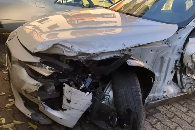 Der BMW war nach dem Zusammenstoß nicht mehr fahrtauglich.