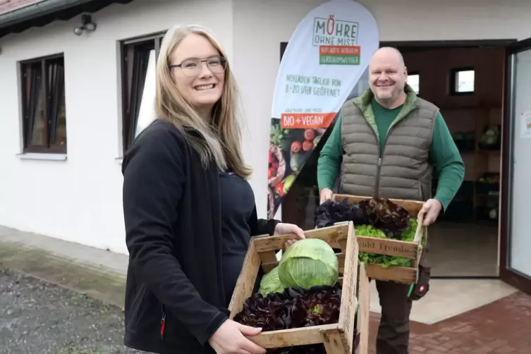 Der Mitnahmemarkt in Herxheimweyher wird von Kunden gut angenommen (v.l.): Sophie Ruck und Bernd Kugelmann. 